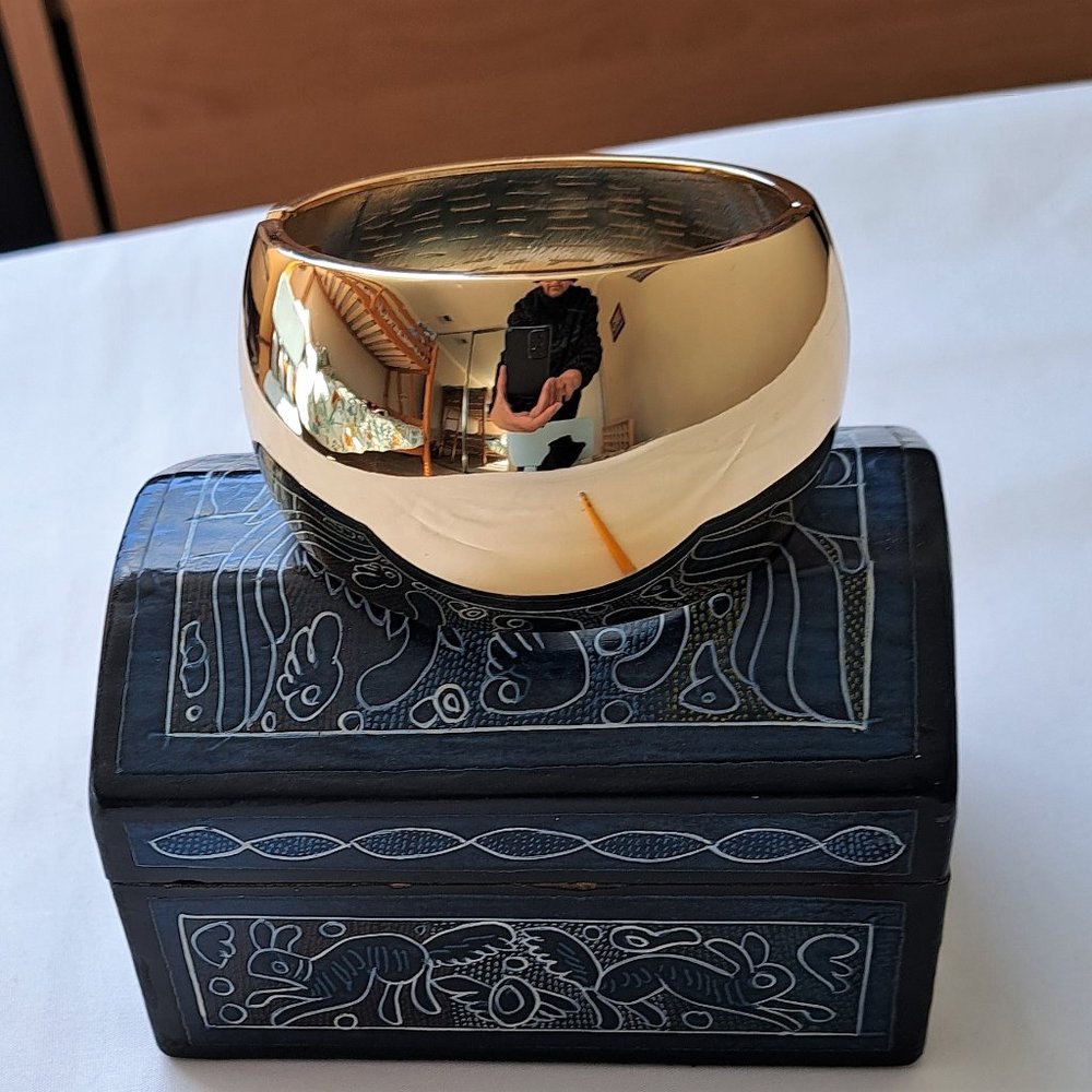 Stunning gold toned hinged bracelet